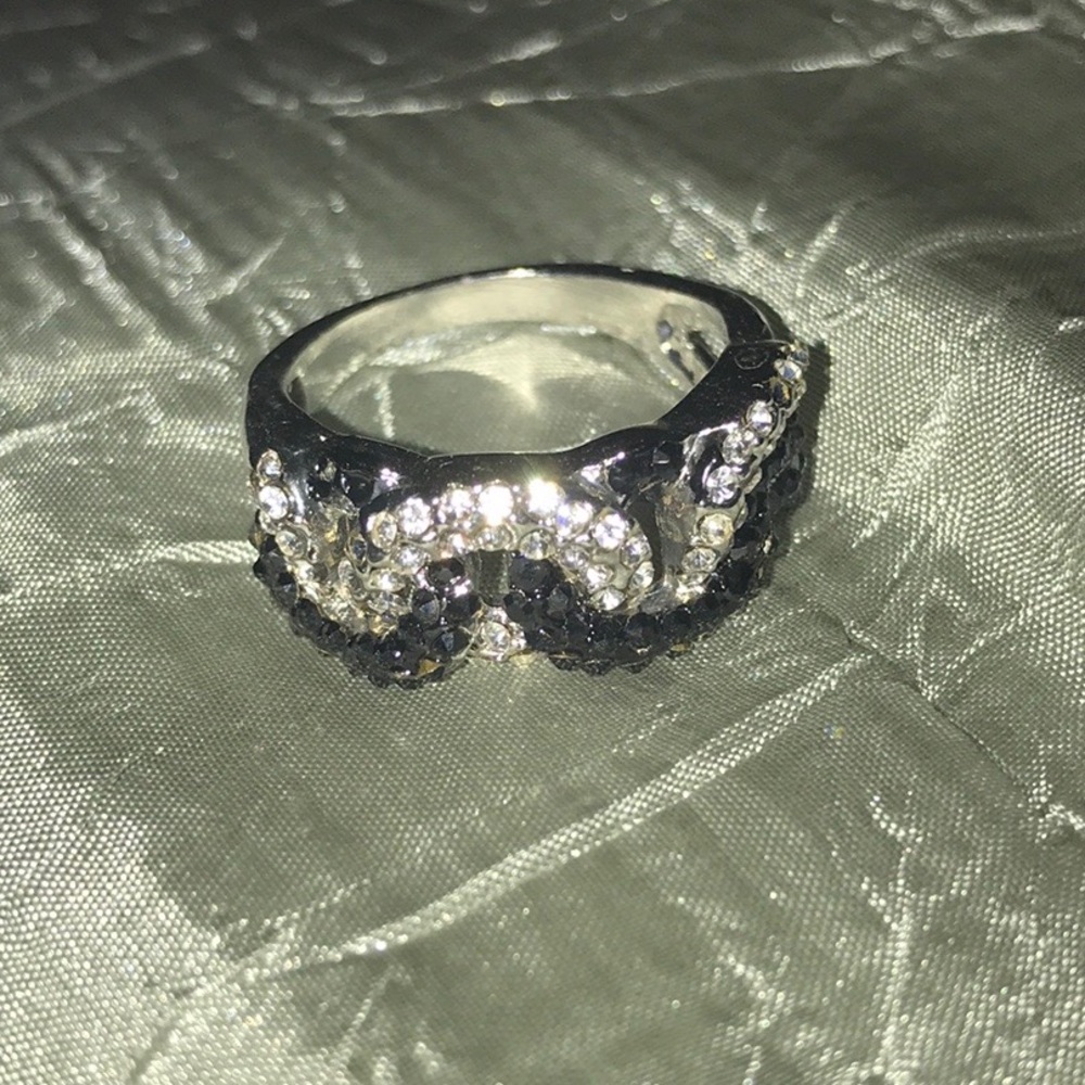 Black & white ring